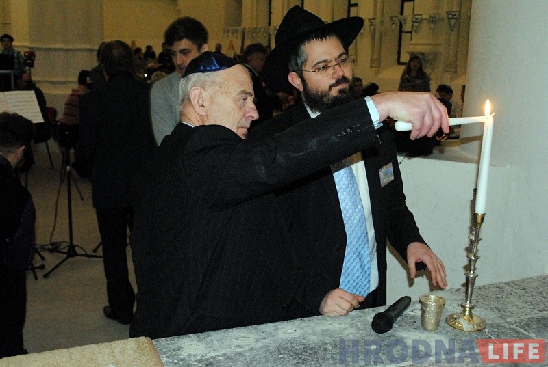 Запальваннем свечак на сінагозе гродзенскія яўрэі пачалi адзначаць Хануку Запальваннем свечак на сінагозе гродзенскія яўрэі пачалi адзначаць Хануку