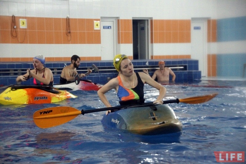 На каяках у басейне: як у Гродне праходзяць зімовыя трэніроўкі перад летнімі паходамі і спаборніцтвамі На каяках у басейне: як у Гродне праходзяць зімовыя трэніроўкі перад летнімі паходамі і спаборніцтвамі