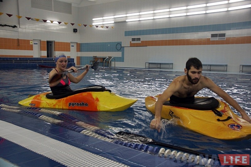 На каяках у басейне: як у Гродне праходзяць зімовыя трэніроўкі перад летнімі паходамі і спаборніцтвамі На каяках у басейне: як у Гродне праходзяць зімовыя трэніроўкі перад летнімі паходамі і спаборніцтвамі