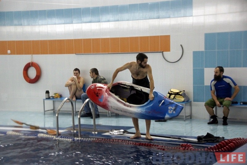 На каяках у басейне: як у Гродне праходзяць зімовыя трэніроўкі перад летнімі паходамі і спаборніцтвамі На каяках у басейне: як у Гродне праходзяць зімовыя трэніроўкі перад летнімі паходамі і спаборніцтвамі