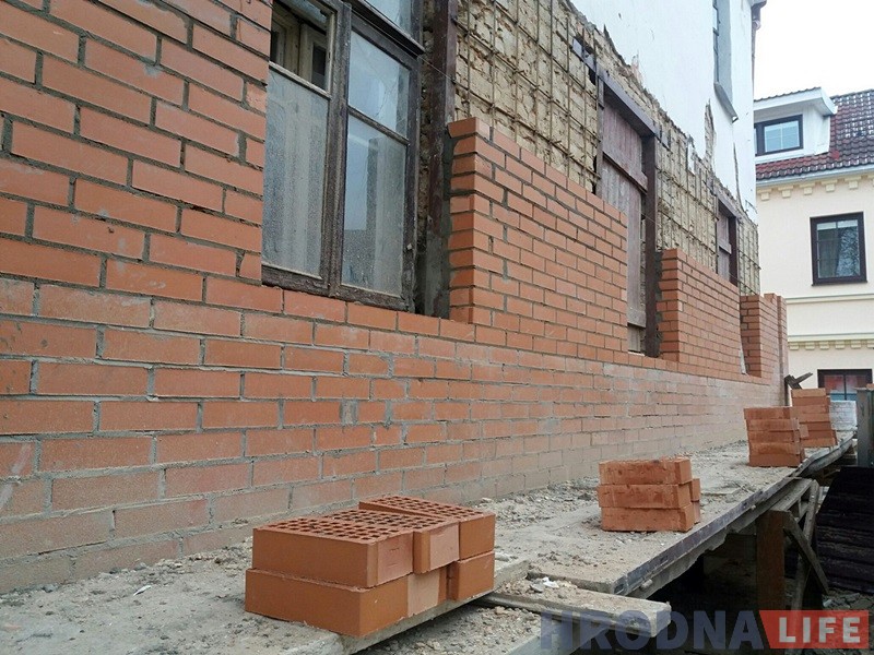 У Гродне знайшлі новы спосаб захоўваць старыя дамы: абкласці цэглай У Гродне знайшлі новы спосаб захоўваць старыя дамы: абкласці цэглай