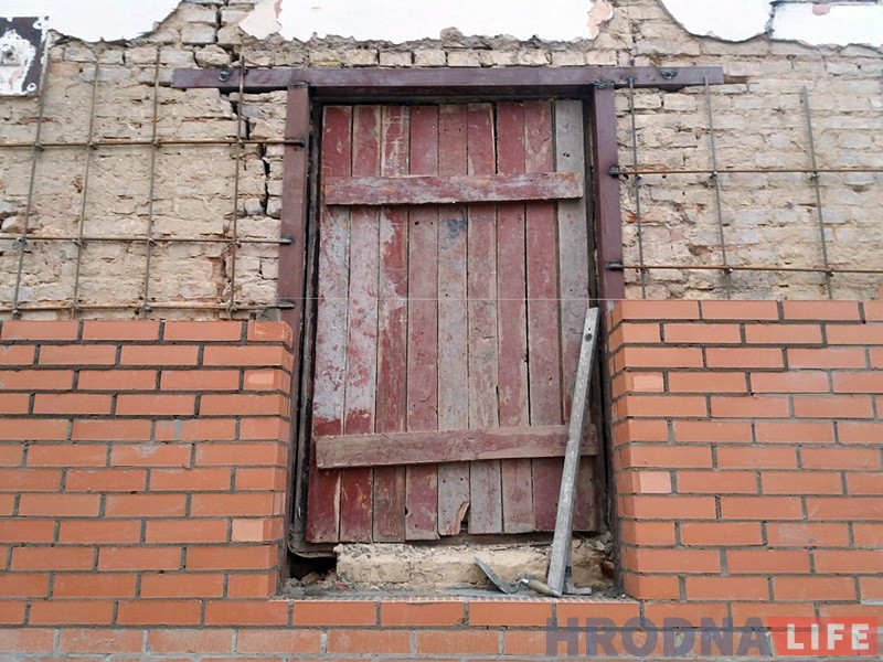 У Гродне знайшлі новы спосаб захоўваць старыя дамы: абкласці цэглай У Гродне знайшлі новы спосаб захоўваць старыя дамы: абкласці цэглай