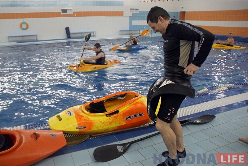 На каяках у басейне: як у Гродне праходзяць зімовыя трэніроўкі перад летнімі паходамі і спаборніцтвамі На каяках у басейне: як у Гродне праходзяць зімовыя трэніроўкі перад летнімі паходамі і спаборніцтвамі