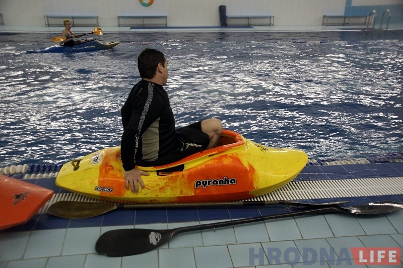На каяках у басейне: як у Гродне праходзяць зімовыя трэніроўкі перад летнімі паходамі і спаборніцтвамі На каяках у басейне: як у Гродне праходзяць зімовыя трэніроўкі перад летнімі паходамі і спаборніцтвамі