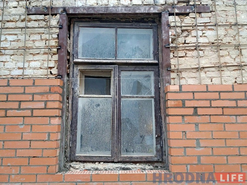 У Гродне знайшлі новы спосаб захоўваць старыя дамы: абкласці цэглай У Гродне знайшлі новы спосаб захоўваць старыя дамы: абкласці цэглай