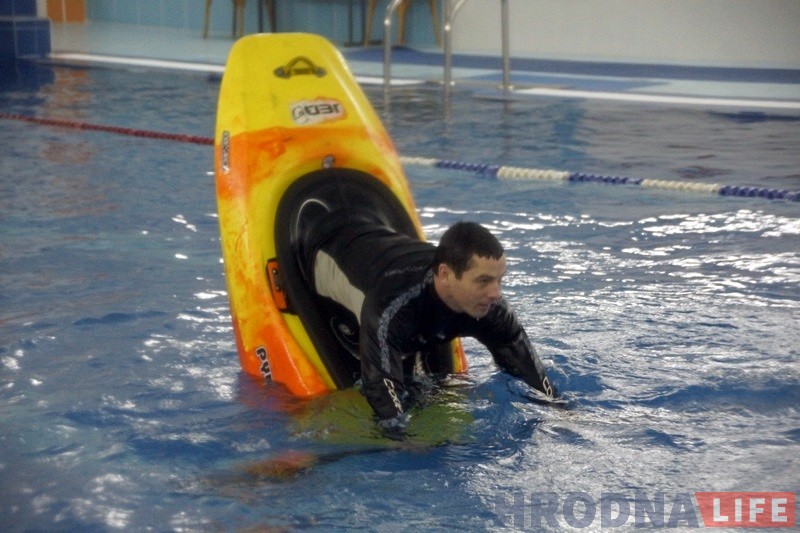 На каяках у басейне: як у Гродне праходзяць зімовыя трэніроўкі перад летнімі паходамі і спаборніцтвамі На каяках у басейне: як у Гродне праходзяць зімовыя трэніроўкі перад летнімі паходамі і спаборніцтвамі