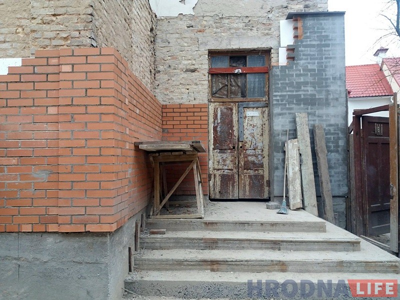 У Гродне знайшлі новы спосаб захоўваць старыя дамы: абкласці цэглай У Гродне знайшлі новы спосаб захоўваць старыя дамы: абкласці цэглай