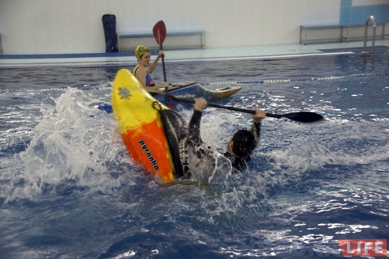 На каяках у басейне: як у Гродне праходзяць зімовыя трэніроўкі перад летнімі паходамі і спаборніцтвамі На каяках у басейне: як у Гродне праходзяць зімовыя трэніроўкі перад летнімі паходамі і спаборніцтвамі