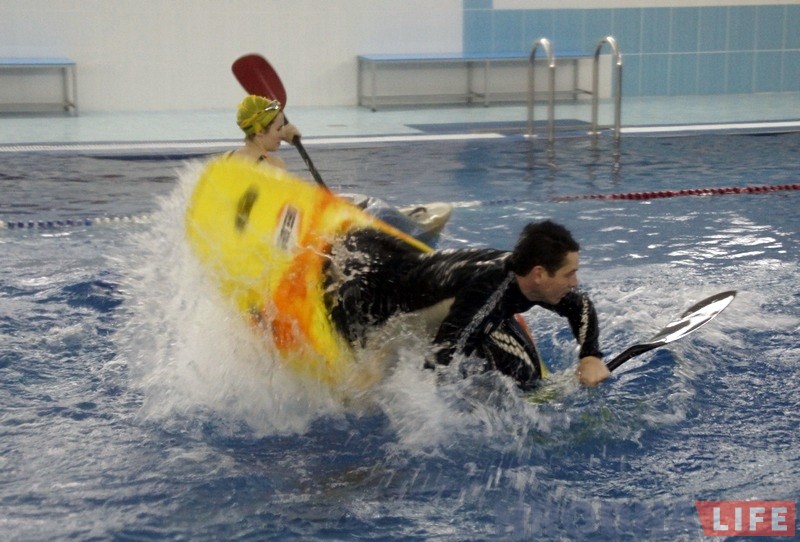 На каяках у басейне: як у Гродне праходзяць зімовыя трэніроўкі перад летнімі паходамі і спаборніцтвамі На каяках у басейне: як у Гродне праходзяць зімовыя трэніроўкі перад летнімі паходамі і спаборніцтвамі