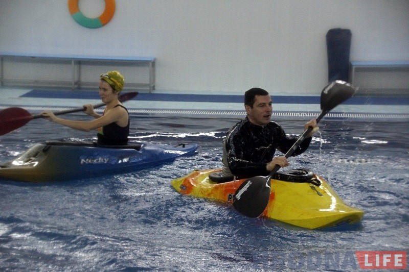 На каяках у басейне: як у Гродне праходзяць зімовыя трэніроўкі перад летнімі паходамі і спаборніцтвамі На каяках у басейне: як у Гродне праходзяць зімовыя трэніроўкі перад летнімі паходамі і спаборніцтвамі