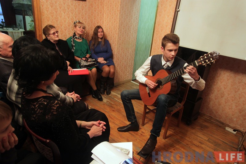 125 гадоў Багдановічу: у гродзенскім музеі паэта прачыталі «Пагоню» на сямі мовах 125 гадоў Багдановічу: у гродзенскім музеі паэта прачыталі «Пагоню» на сямі мовах