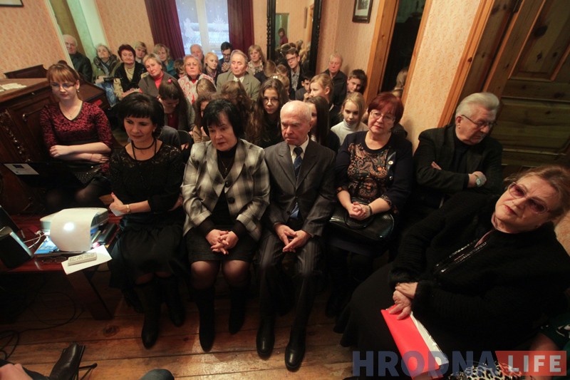 125 гадоў Багдановічу: у гродзенскім музеі паэта прачыталі «Пагоню» на сямі мовах 125 гадоў Багдановічу: у гродзенскім музеі паэта прачыталі «Пагоню» на сямі мовах