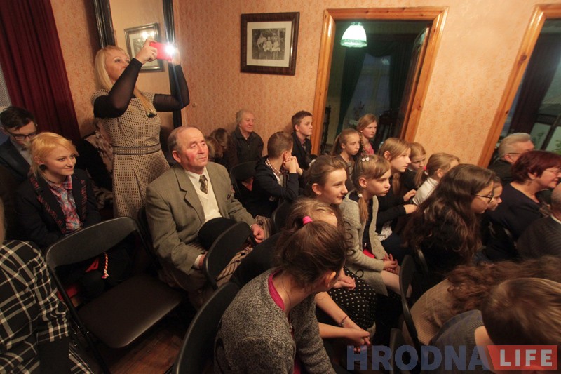 125 гадоў Багдановічу: у гродзенскім музеі паэта прачыталі «Пагоню» на сямі мовах 125 гадоў Багдановічу: у гродзенскім музеі паэта прачыталі «Пагоню» на сямі мовах