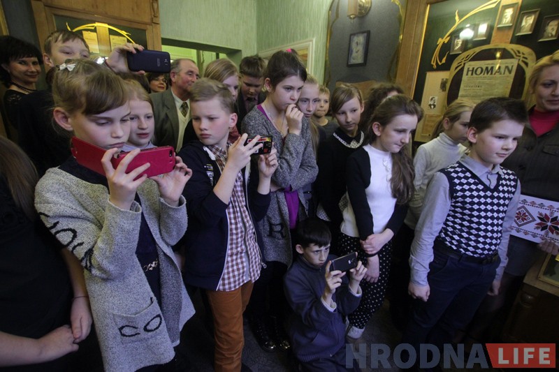 125 гадоў Багдановічу: у гродзенскім музеі паэта прачыталі «Пагоню» на сямі мовах 125 гадоў Багдановічу: у гродзенскім музеі паэта прачыталі «Пагоню» на сямі мовах