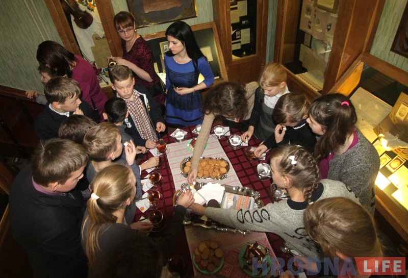 125 гадоў Багдановічу: у гродзенскім музеі паэта прачыталі «Пагоню» на сямі мовах 125 гадоў Багдановічу: у гродзенскім музеі паэта прачыталі «Пагоню» на сямі мовах