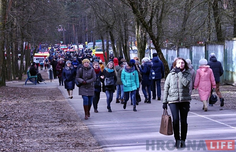 Фотарэпартаж: У Пышках адзначылі масленіцу масавымі гуляннямі Фотарэпартаж: У Пышках адзначылі масленіцу масавымі гуляннямі
