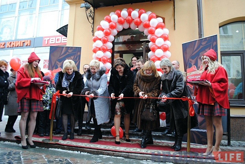 У цэнтры Гродна адкрылася фірмовая крама і шакаладны бар "Камунарка" У цэнтры Гродна адкрылася фірмовая крама і шакаладны бар "Камунарка"