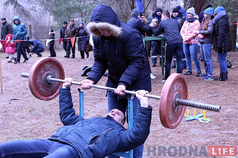 Фотарэпартаж: У Пышках адзначылі масленіцу масавымі гуляннямі Фотарэпартаж: У Пышках адзначылі масленіцу масавымі гуляннямі