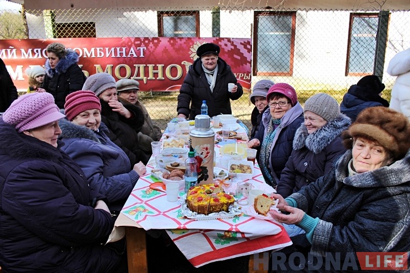Фотарэпартаж: У Пышках адзначылі масленіцу масавымі гуляннямі Фотарэпартаж: У Пышках адзначылі масленіцу масавымі гуляннямі
