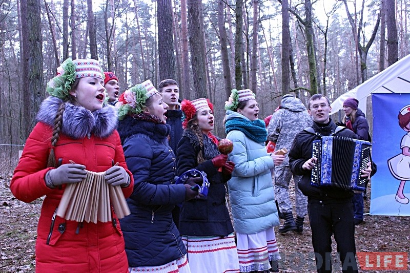 Фотарэпартаж: У Пышках адзначылі масленіцу масавымі гуляннямі Фотарэпартаж: У Пышках адзначылі масленіцу масавымі гуляннямі