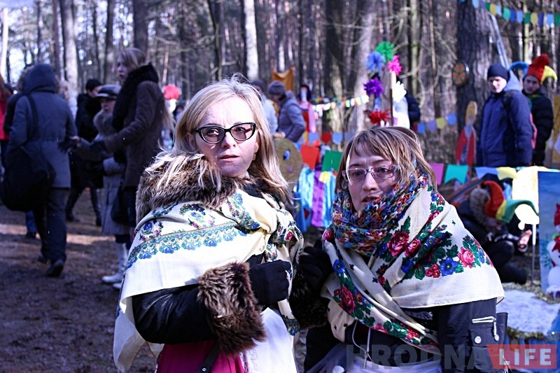 Фотарэпартаж: У Пышках адзначылі масленіцу масавымі гуляннямі Фотарэпартаж: У Пышках адзначылі масленіцу масавымі гуляннямі