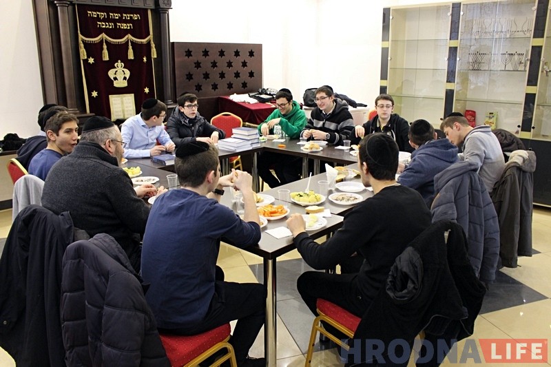 "Прыехаць і памаліцца - гэта цуд". Англійскія школьнікі наведалі Гродна і ўшанавалі памяць мясцовых яўрэяў "Прыехаць і памаліцца - гэта цуд". Англійскія школьнікі наведалі Гродна і ўшанавалі памяць мясцовых яўрэяў