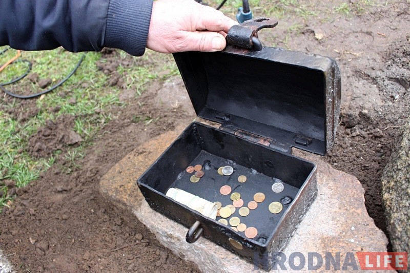 Абноўленую жабку-падарожніцу вярнулі на месца. Цяпер - з куфэркам Абноўленую жабку-падарожніцу вярнулі на месца. Цяпер - з куфэркам