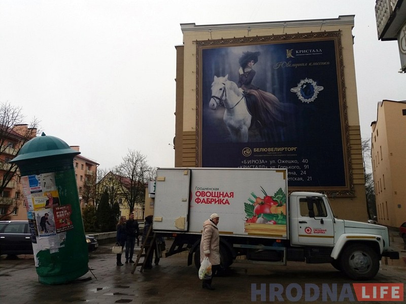 На Ажэшкі тумба для афіш магла ўпасці на мінакоў На Ажэшкі тумба для афіш магла ўпасці на мінакоў