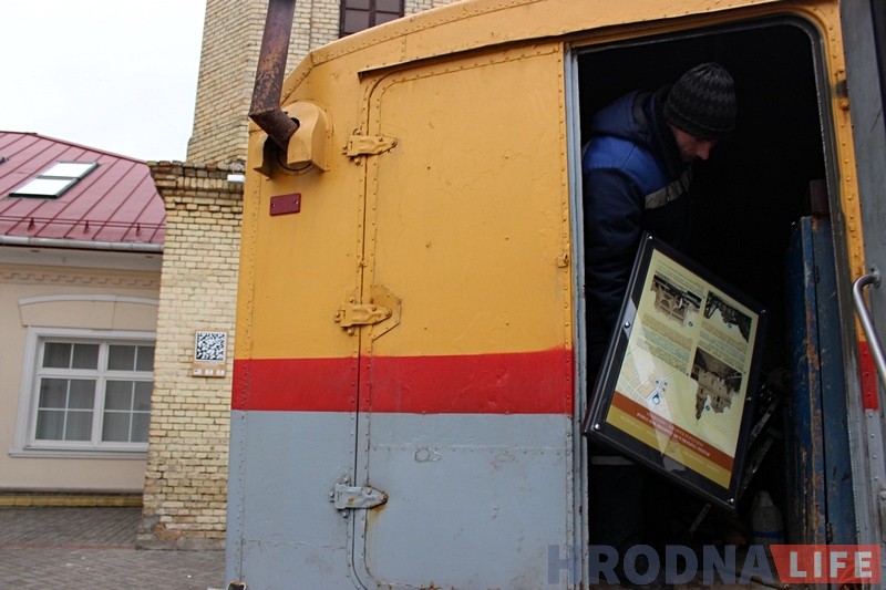 У гродзенскім старым горадзе пачалі ўсталёўваць інфармацыйныя табліцы пра гісторыю вуліц і аб'ектаў У гродзенскім старым горадзе пачалі ўсталёўваць інфармацыйныя табліцы пра гісторыю вуліц і аб'ектаў