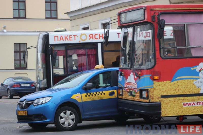 ДТЗ тралейбуса і таксі часова паралізавала рух у цэнтры Гродна ДТЗ тралейбуса і таксі часова паралізавала рух у цэнтры Гродна
