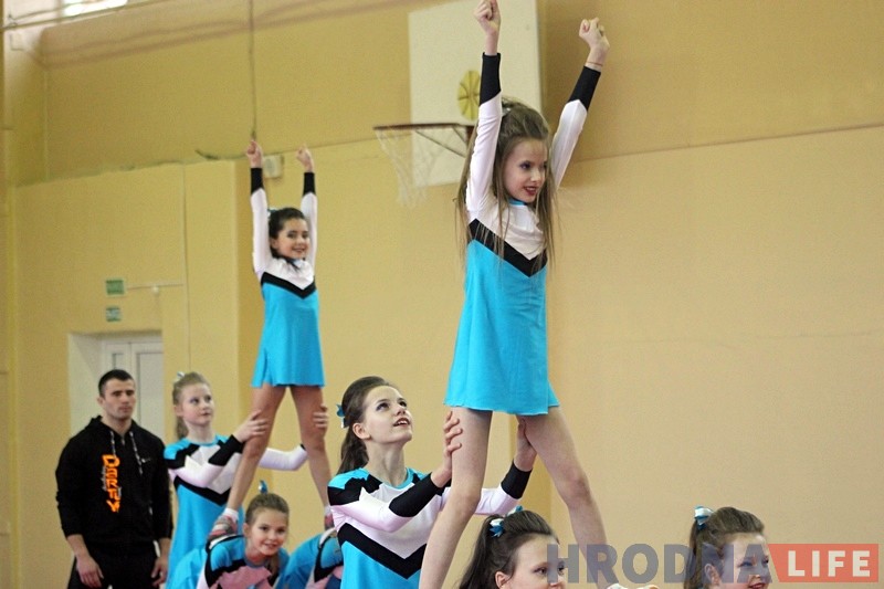 Фотарэпартаж: У Гродне прайшлі спаборніцтвы юных чырлiдараў Фотарэпартаж: У Гродне прайшлі спаборніцтвы юных чырлiдараў