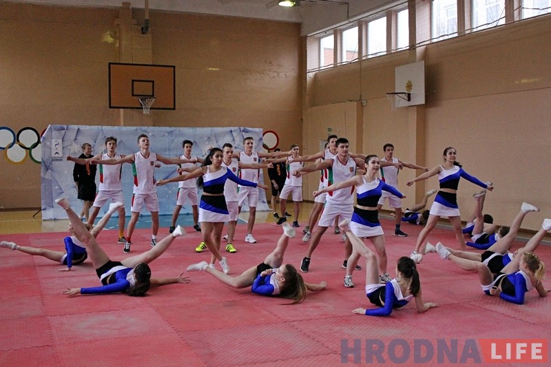 Фотарэпартаж: У Гродне прайшлі спаборніцтвы юных чырлiдараў Фотарэпартаж: У Гродне прайшлі спаборніцтвы юных чырлiдараў
