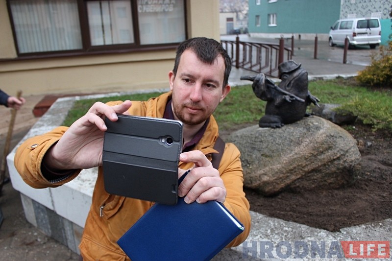 Абноўленую жабку-падарожніцу вярнулі на месца. Цяпер - з куфэркам Абноўленую жабку-падарожніцу вярнулі на месца. Цяпер - з куфэркам