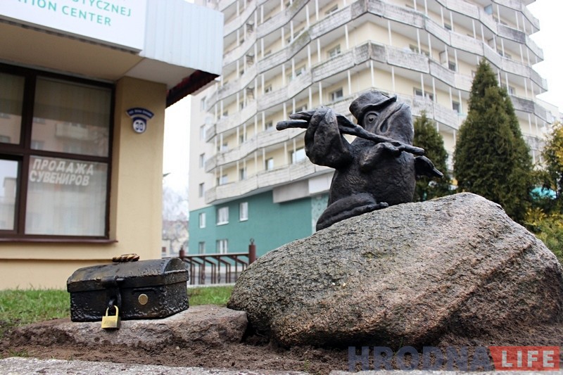 Абноўленую жабку-падарожніцу вярнулі на месца. Цяпер - з куфэркам Абноўленую жабку-падарожніцу вярнулі на месца. Цяпер - з куфэркам