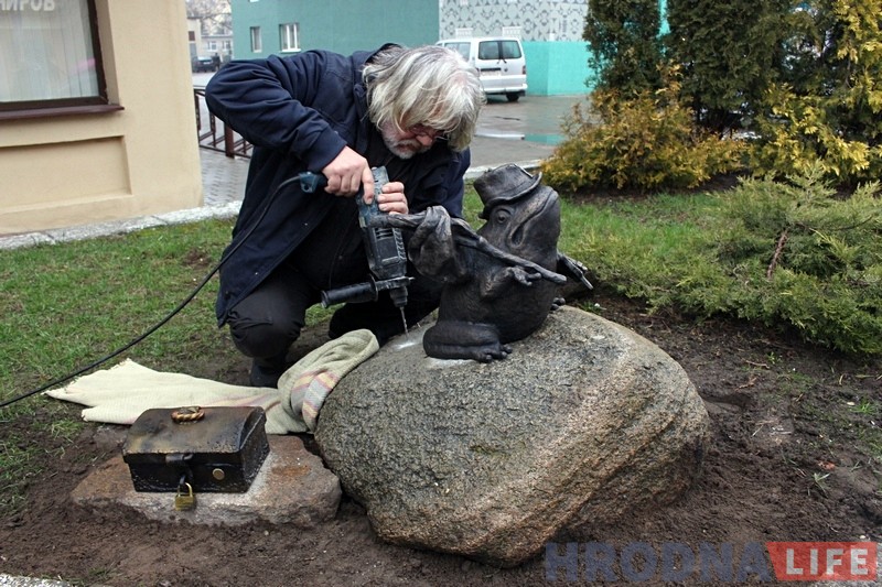 Абноўленую жабку-падарожніцу вярнулі на месца. Цяпер - з куфэркам Абноўленую жабку-падарожніцу вярнулі на месца. Цяпер - з куфэркам