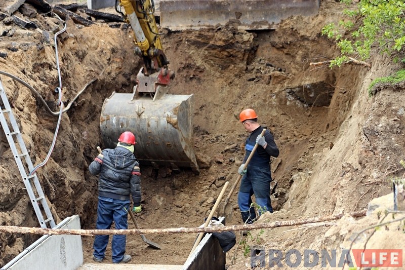 Будаўнічая тэхніка падбіраецца ўсё бліжэй да старых пахаванняў ля Фары Вітаўта Будаўнічая тэхніка падбіраецца ўсё бліжэй да старых пахаванняў ля Фары Вітаўта
