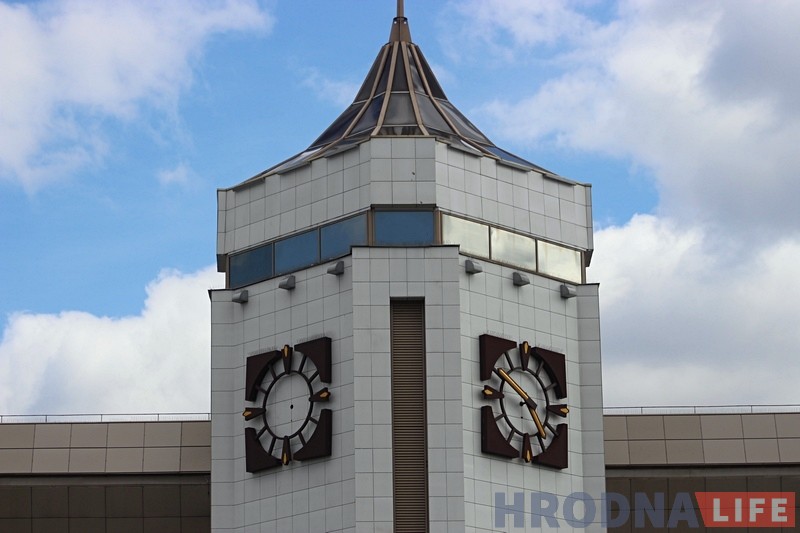 На чыгуначным вакзале адзін вялікі гадзіннік адправілі ў рамонт На чыгуначным вакзале адзін вялікі гадзіннік адправілі ў рамонт