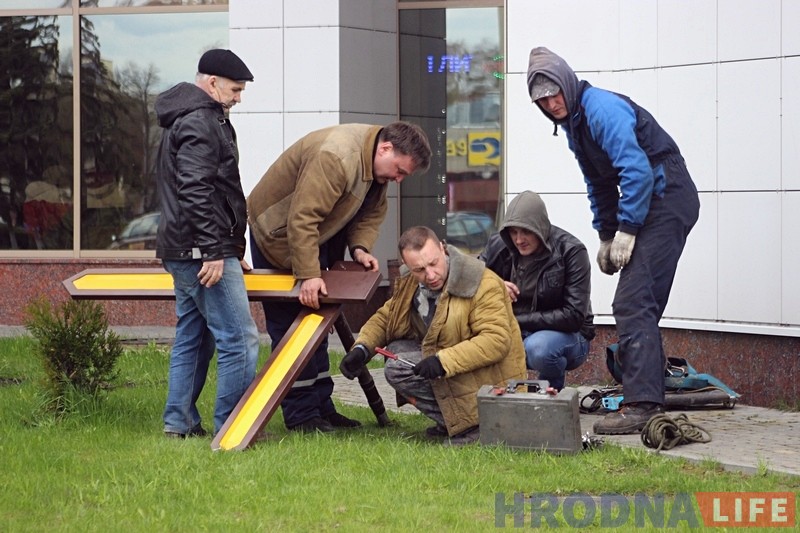 На чыгуначным вакзале адзін вялікі гадзіннік адправілі ў рамонт На чыгуначным вакзале адзін вялікі гадзіннік адправілі ў рамонт