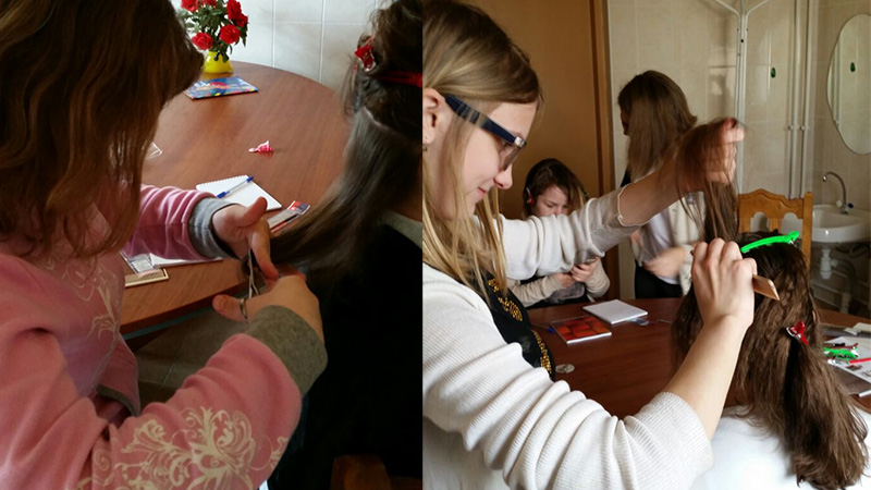 “Памперсы - класна, толькі чалавечых зносін імі не заменіш”. Валанцёрка Ірэна Лабачэўская знаёміць выхаванцаў дзіцячага дома з прафесіяй цырульніка