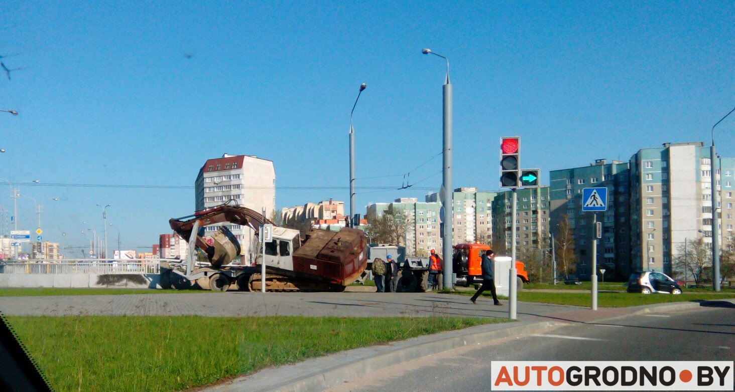 У Гродне ўранілі з платформы экскаватар