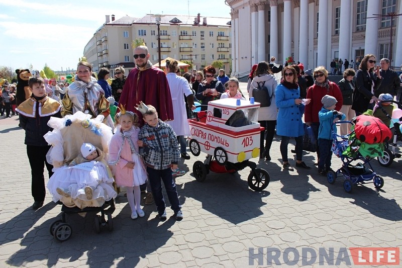 Ад Майдадыра да піратаў: у Гродне прайшоў трэці парад дзіцячых вазкоў Ад Майдадыра да піратаў: у Гродне прайшоў трэці парад дзіцячых вазкоў
