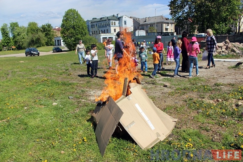 Дзіцячы парад, святочны стол і вогнішча: гродзенскія яўрэі каля сiнагогi адзначылi Лаг ба-Омер Дзіцячы парад, святочны стол і вогнішча: гродзенскія яўрэі каля сiнагогi адзначылi Лаг ба-Омер