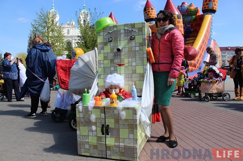 Ад Майдадыра да піратаў: у Гродне прайшоў трэці парад дзіцячых вазкоў Ад Майдадыра да піратаў: у Гродне прайшоў трэці парад дзіцячых вазкоў