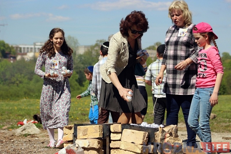 Дзіцячы парад, святочны стол і вогнішча: гродзенскія яўрэі каля сiнагогi адзначылi Лаг ба-Омер Дзіцячы парад, святочны стол і вогнішча: гродзенскія яўрэі каля сiнагогi адзначылi Лаг ба-Омер