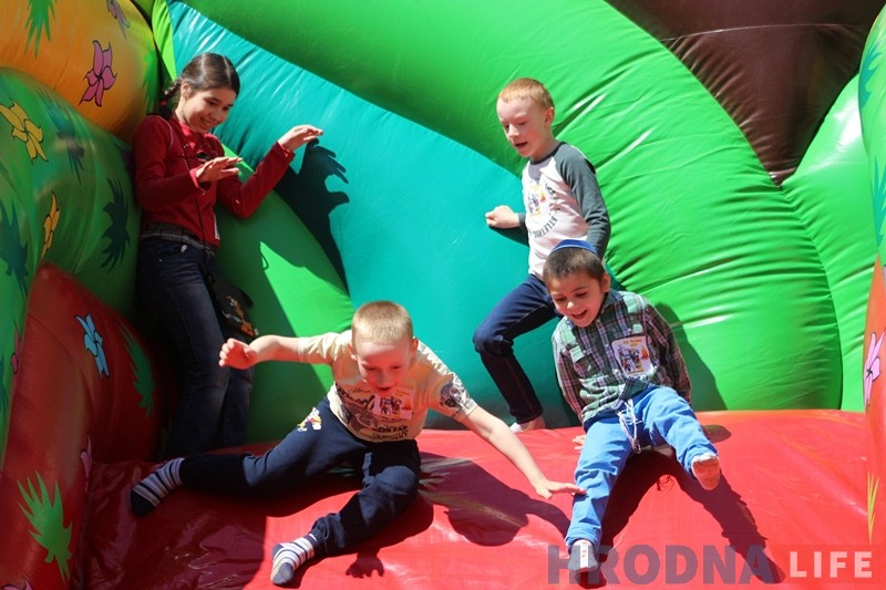 Дзіцячы парад, святочны стол і вогнішча: гродзенскія яўрэі каля сiнагогi адзначылi Лаг ба-Омер Дзіцячы парад, святочны стол і вогнішча: гродзенскія яўрэі каля сiнагогi адзначылi Лаг ба-Омер