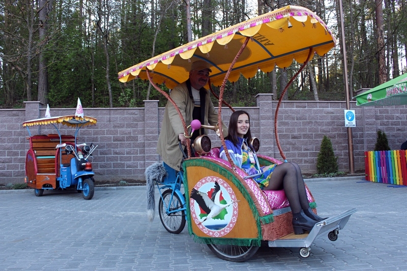 Аўтарэтраклуб "Вінтаж" прадставіў гродзенцам уласныя рыкшы