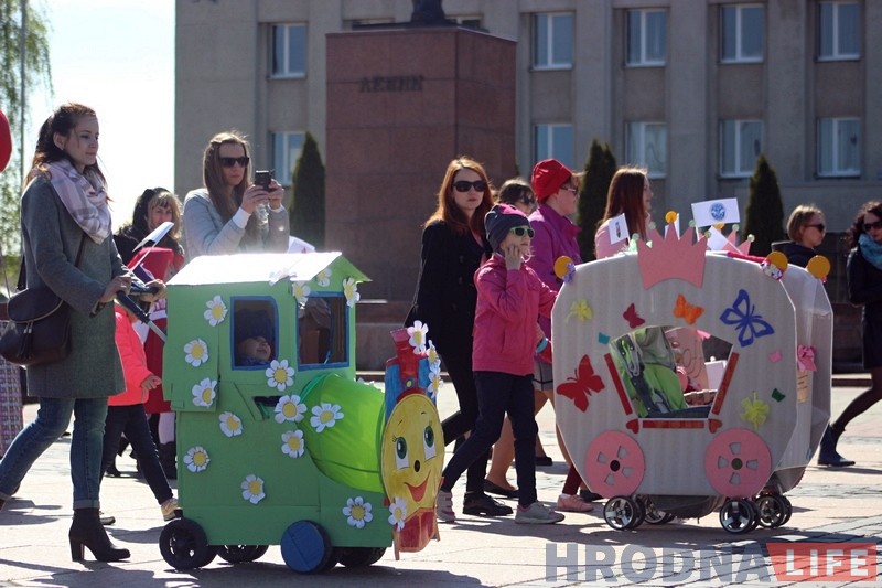 Ад Майдадыра да піратаў: у Гродне прайшоў трэці парад дзіцячых вазкоў Ад Майдадыра да піратаў: у Гродне прайшоў трэці парад дзіцячых вазкоў