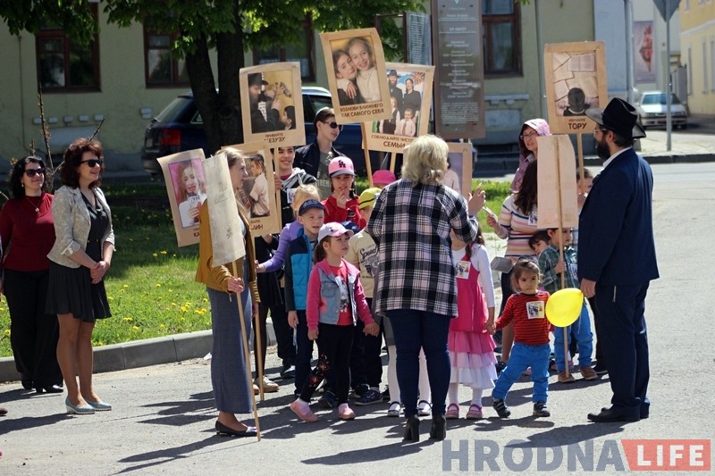 Дзіцячы парад, святочны стол і вогнішча: гродзенскія яўрэі каля сiнагогi адзначылi Лаг ба-Омер Дзіцячы парад, святочны стол і вогнішча: гродзенскія яўрэі каля сiнагогi адзначылi Лаг ба-Омер