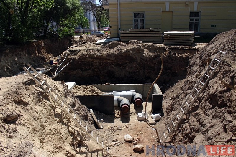 Археолаг абследаваў тэрыторыю ля Фары Вітаўта: дахоўка, косці жывёл і будаўнічае смецце Археолаг абследаваў тэрыторыю ля Фары Вітаўта: дахоўка, косці жывёл і будаўнічае смецце