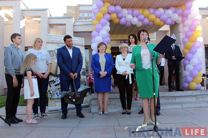 Паказ мод, уручэнне ордэнаў маці і рэгістрацыя дзіцяці Івана Ціхана: у Гродне адзначылі стогадовы юбілей ЗАГСаў Паказ мод, уручэнне ордэнаў маці і рэгістрацыя дзіцяці Івана Ціхана: у Гродне адзначылі стогадовы юбілей ЗАГСаў